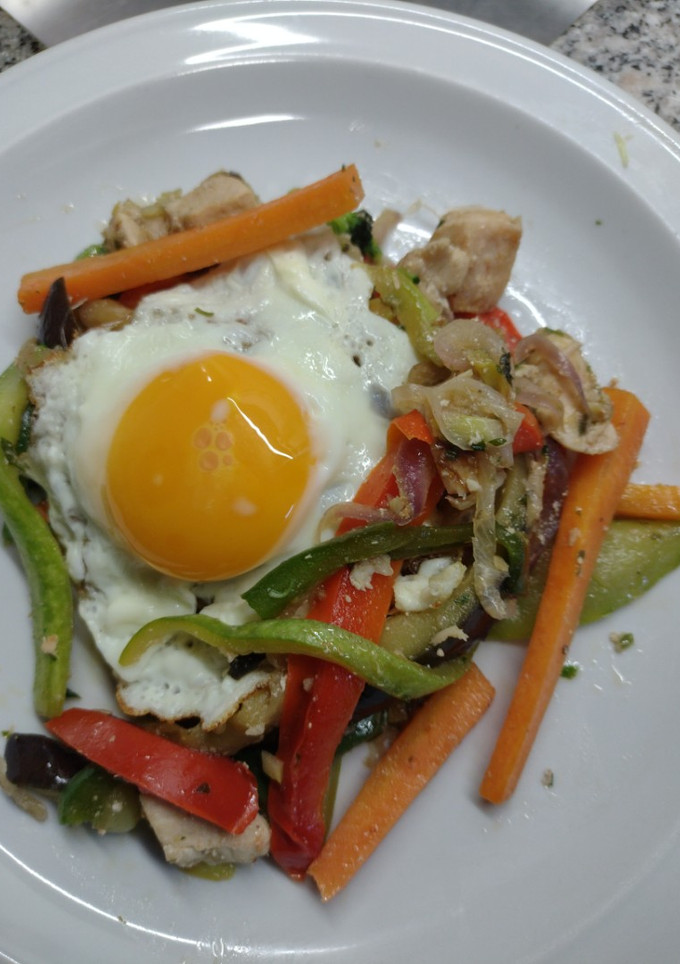 Una foto de Pollo salteado con verduras