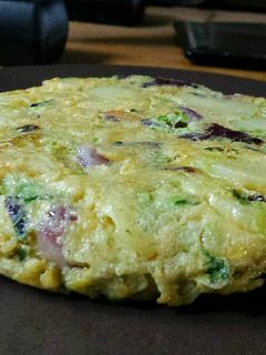 Una foto de Tortilla de patata con aguacate y cebolla morada