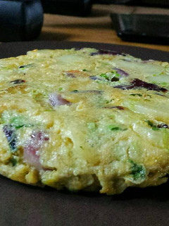 Una foto de Tortilla de patata con aguacate y cebolla morada