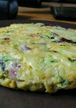 Una foto de Tortilla de patata con aguacate y cebolla morada