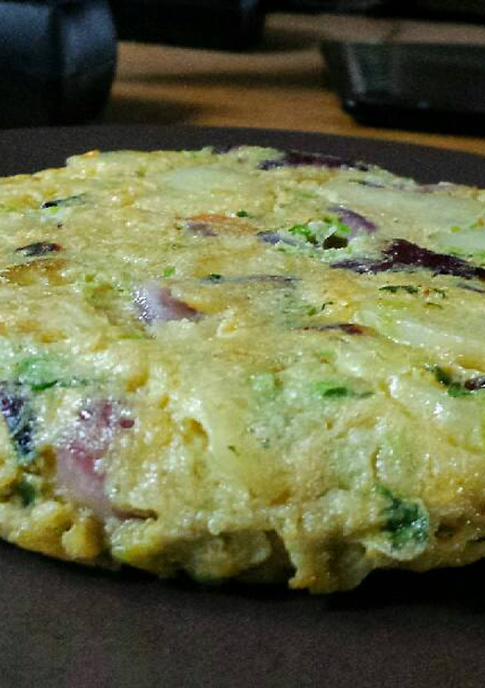 Una foto de Tortilla de patata con aguacate y cebolla morada