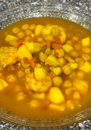 Foto principal de Guiso de Garbanzos con Choco y Langostinos