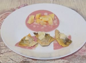Foto di Antipasto con mortadella, carciofi, primo sale e provola