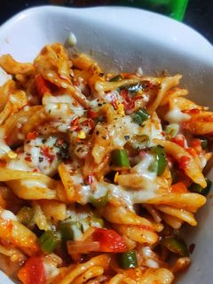 व्हेज स्पायरल इंडियाना पास्ता (veg sprial indian pasta recipe in marathi) रेसिपी चे मुख्य फोटो