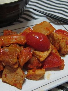 今天晚餐吃什麼:蕃茄泡菜炒豬肉 的食譜成品照片