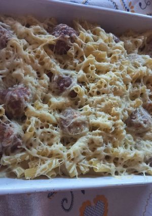 Foto de Gratinado de almôndegas com massa, bacon e queijo ralado