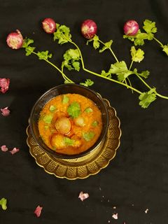 આખી ડુંગળી નું શાક (Akhi Dungli Shak Recipe In Gujarati) રેસીપી મુખ્ય ફોટો