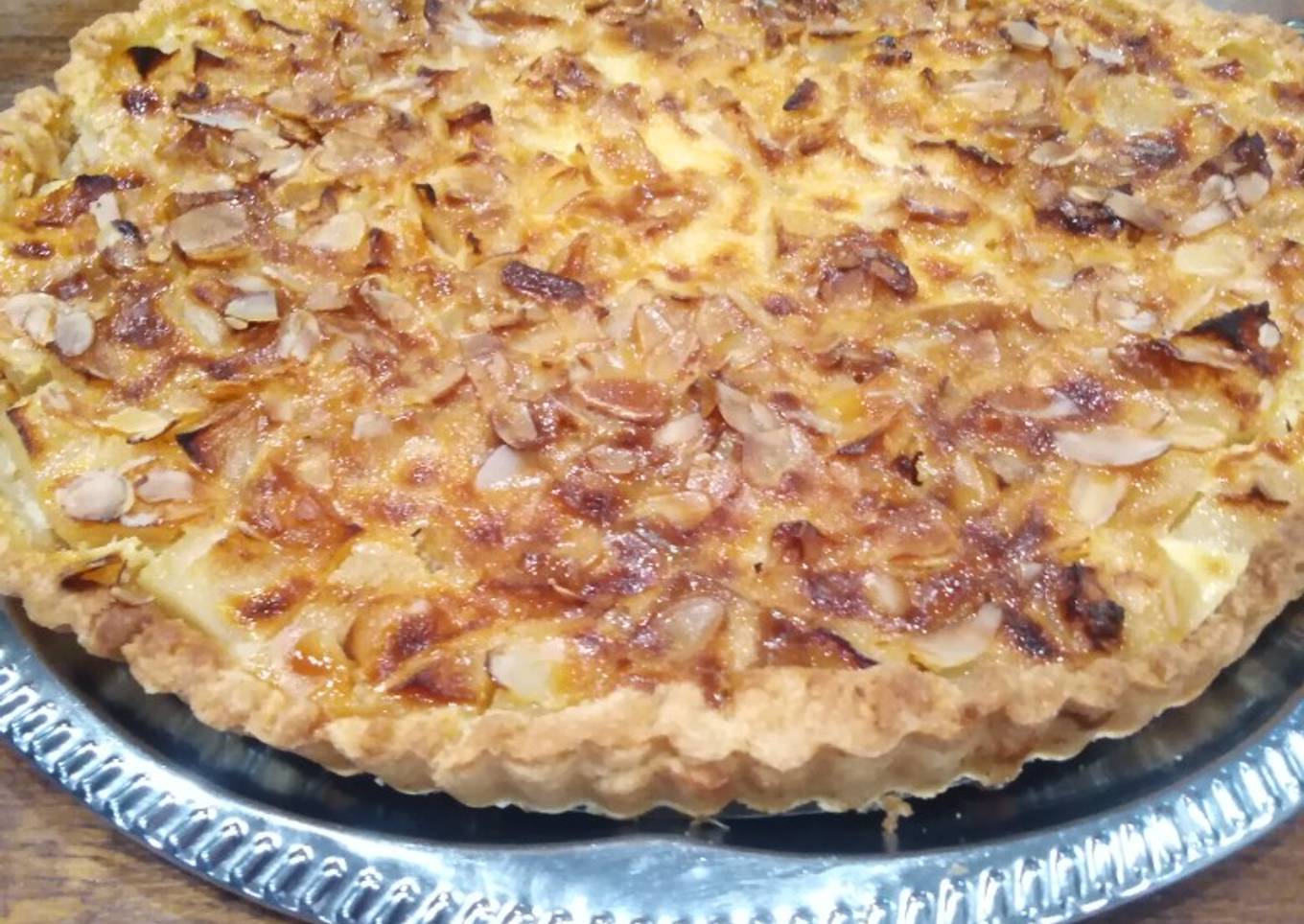 Tarte normande aux pommes, poires et amandes