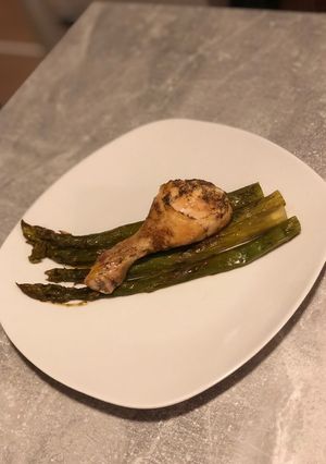 Spárga ágyon sült Csirkecomb recept fotója