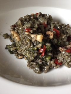 Una foto de Arroz negro con calamares y verduras