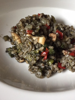 Una foto de Arroz negro con calamares y verduras