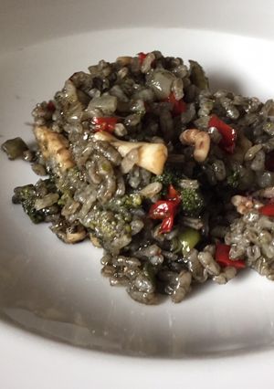 Una foto de Arroz negro con calamares y verduras