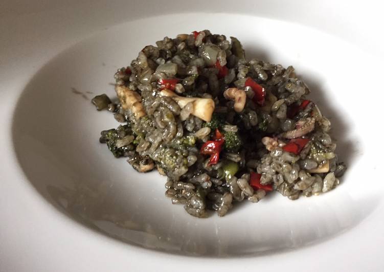 Arroz negro con calamares y verduras
