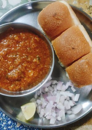 પાવભાજી(pav bhaji recipe in gujarati) રેસીપી મુખ્ય ફોટો