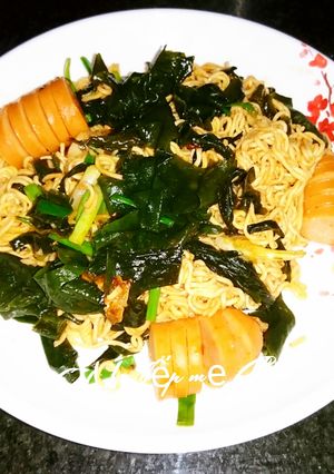 Hình của món Mì gói xào xúc xích rong biển.