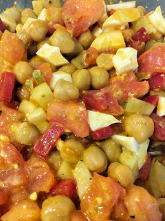 Una foto de Ensalada templada exprés de garbanzos