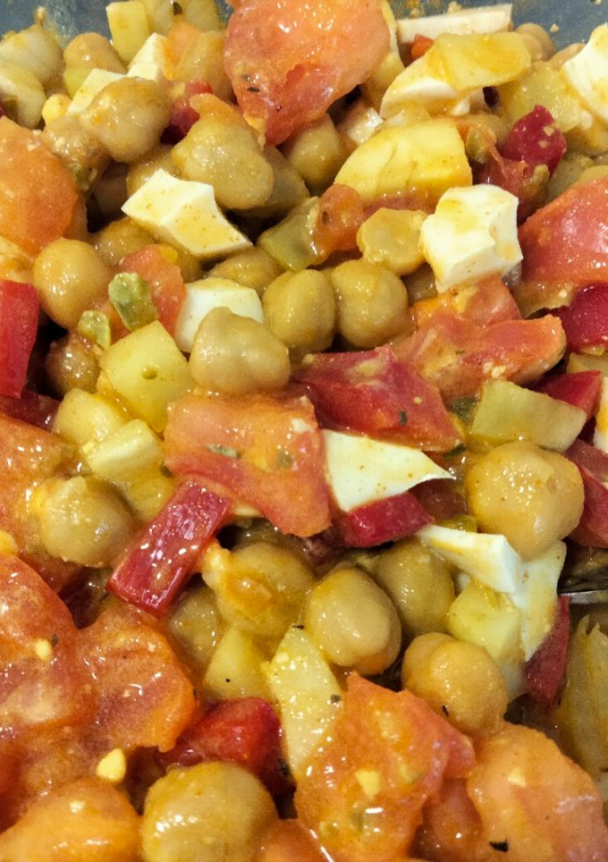 Una foto de Ensalada templada exprés de garbanzos