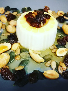 Una foto de Queso fresco con frutos secos y miel de romero