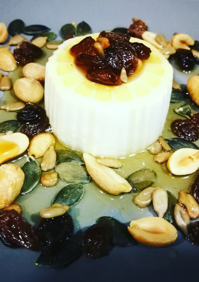 Una foto de Queso fresco con frutos secos y miel de romero
