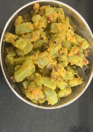 புடலங்காய் பிரட்டல்(pudalangai pirattal recipe in tamil) செய்முறை முக்கிய புகைப்படம்