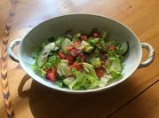 Una foto de ensalada de pepino y cebolla morada