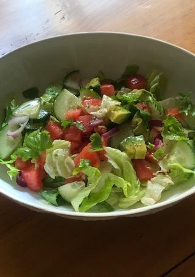 Una foto de ENSALADA DE PEPINO 🥒 CON AGUACATE 🥑