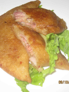 Una foto de Empanadas de Yuca rellenas con bacon y queso