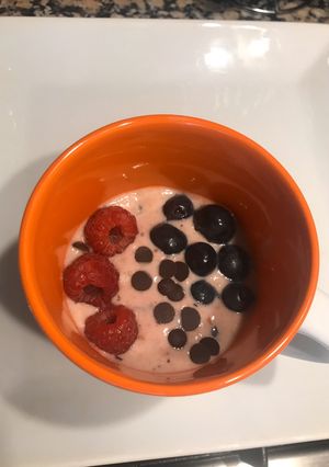Una foto de Smoothie de frutos del bosque y plátano 🥤🍓🤩🤤