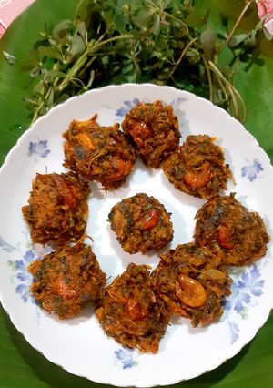 চিংড়ি দিয়ে ব্রাহ্মী শাকের বড়া রেসিপির প্রধান ছবি