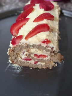 Una foto de Pionono de chocolate y frutilla