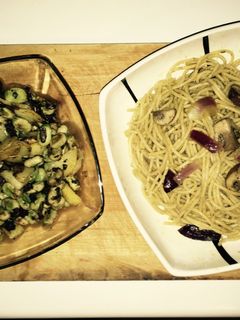 Una foto de Pasta integral Pesto/setas 🍄 y habitas con morcilla