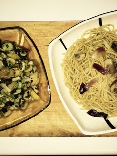 Una foto de Pasta integral Pesto/setas 🍄 y habitas con morcilla