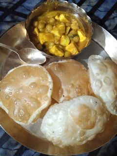 নরম খাস্তা লুচি ও পনির কাবলী চানা(naram khasta luchi o paneer kabli chana recipe in Bengali) রেসিপির প্রধান ছবি