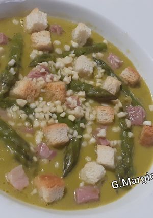 Foto di Vellutata di Piselli con Asparagi, Prosciutto Cotto, Crostini e Granella di Mandorle