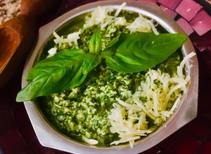 Una foto de SALSA DE 🌿ALBAHACA🌿(PESTO) 😋🌿🤩🌿