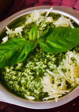 Una foto de SALSA DE 🌿ALBAHACA🌿(PESTO) 😋🌿🤩🌿