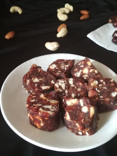 A picture of Khajur rolls.