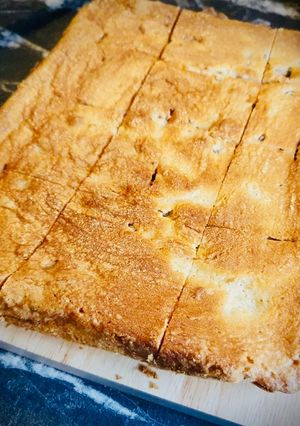 A picture of Blondies and Cream.