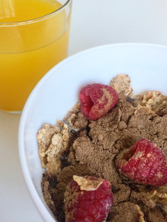 Una foto de Cereales con cacao y frambuesas