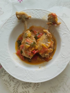 Una foto de Muslos de pollo con salsa de verduras