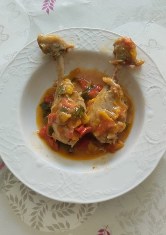 Una foto de Muslos de pollo con salsa de verduras