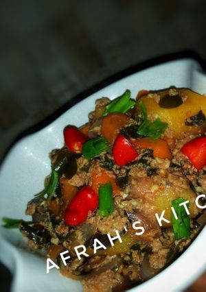 A picture of Eggs and potatoes sauce.