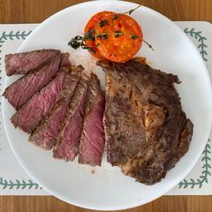 Slow-cooked Steak using Pan 慢煎厚牛扒 A picture of Slow-cooked Steak using Pan 慢煎厚牛扒.