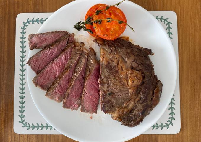 Slow-cooked steak using pan 慢煎厚牛扒