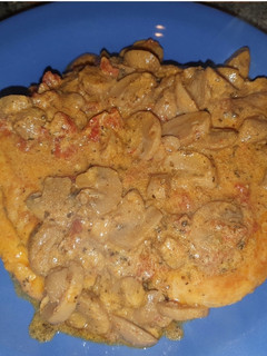 Una foto de Pechuga de pollo en salsa de champiñones y tomates
