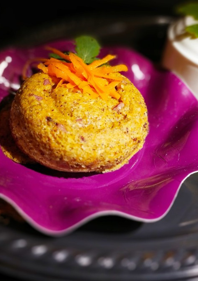 Una foto de Keto-Mug Cake de Zanahoria, Crujiente de Bacon y Cardamomo - Low Carbs, Sin Gluten -
