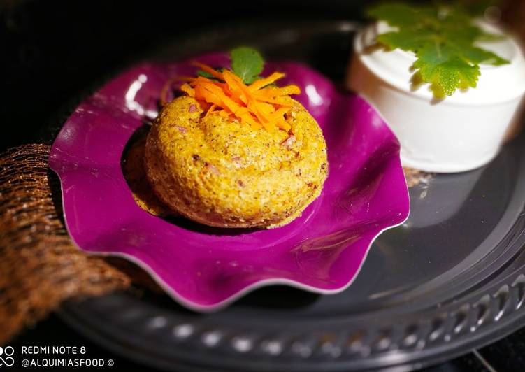 Keto-Mug Cake de Zanahoria, Crujiente de Bacon y Cardamomo - Low Carbs, Sin Gluten -