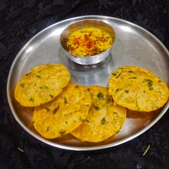 A picture of Methi Palak Puri.