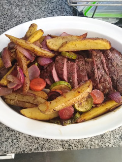 Una foto de Lomo al horno con verduras y papas cuña 😋