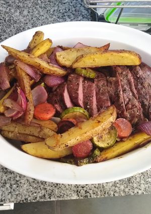 Una foto de Lomo al horno con verduras y papas cuña 😋
